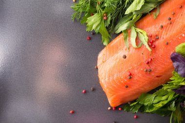 Somon woth bir tava baharat