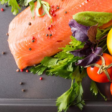 Baharat bir Pan ile Somon