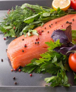 Baharat bir Pan ile Somon