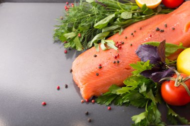 Baharat bir Pan ile Somon