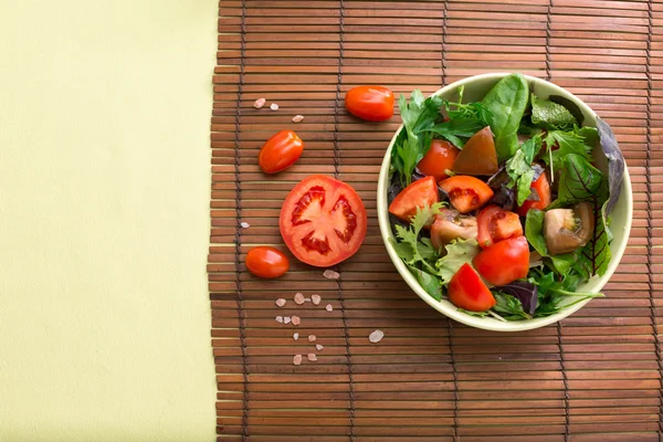 Salade verte aux tomates — Photo