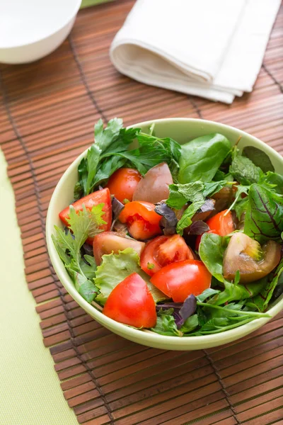 Salade verte aux tomates — Photo