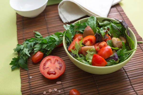 Salade verte aux tomates — Photo