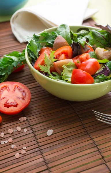 Salade verte aux tomates — Photo