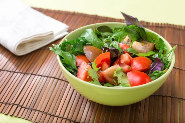 Salade verte aux tomates — Photo