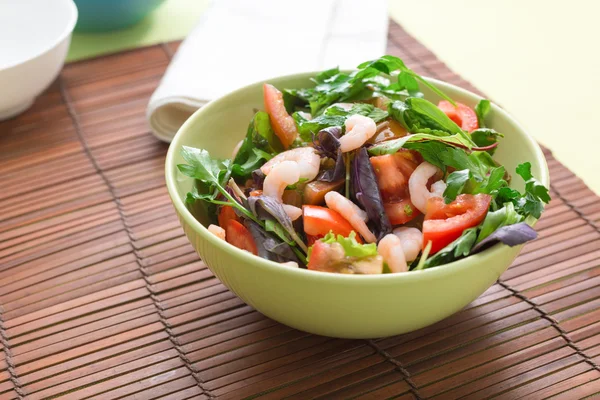 Green salad with tomatoes and shrimps — Stock Photo, Image