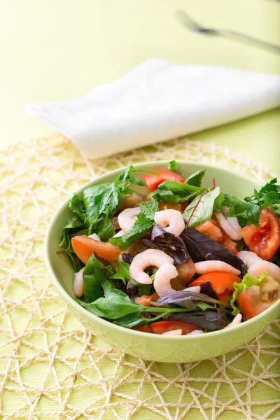 Green salad with tomatoes and shrimps — Stock Photo, Image