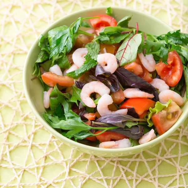 Green salad with tomatoes and shrimps — Stock Photo, Image