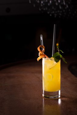 Tornavida ile taze nane kokteyli