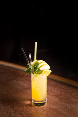 Tornavida ile taze nane kokteyli