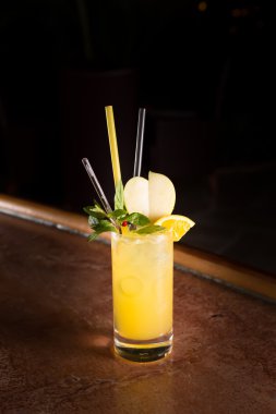 Tornavida ile taze nane kokteyli