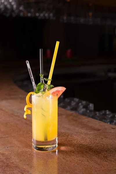 Screw driver cocktail with fresh mint — Stock Photo, Image