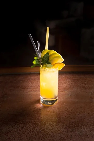 Skruvmejsel cocktail med färsk mynta — Stockfoto