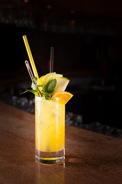 Skruvmejsel cocktail med färsk mynta — Stockfoto