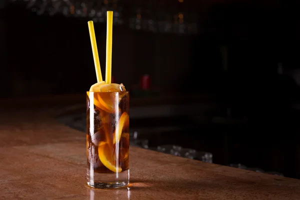 Cuba libre cocktail dans un grand verre — Photo