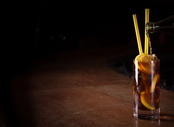 Barman prepara coquetel Cuba libre em um copo alto — Fotografia de Stock