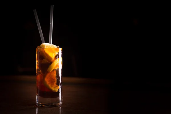 Cuba libre cocktail in een hoog glas — Stockfoto