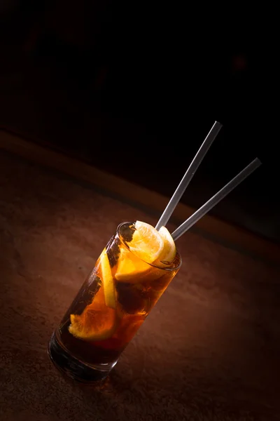 Coquetel de Cuba libre em um copo alto — Fotografia de Stock