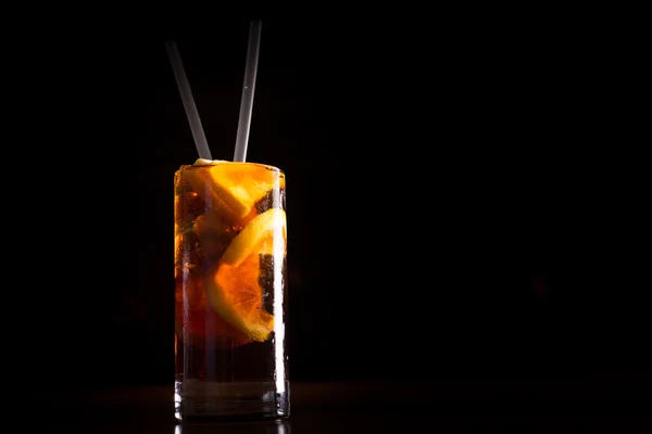 Cuba libre cocktail in een hoog glas — Stockfoto