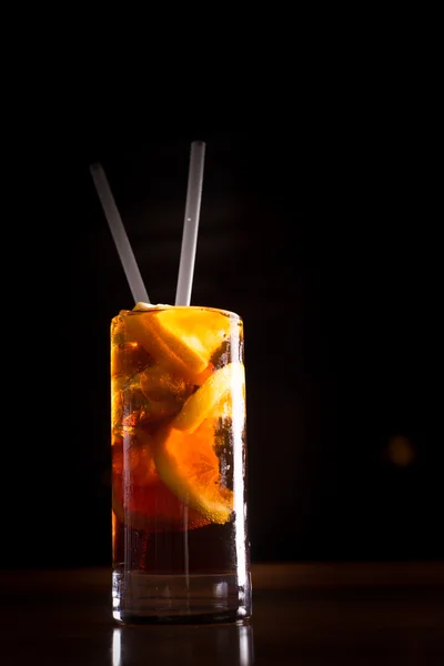 Cuba libre cocktail in een hoog glas — Stockfoto