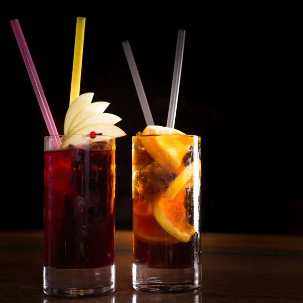 Cherry bomb och Kuba libre cocktails i en höga glas — Stockfoto