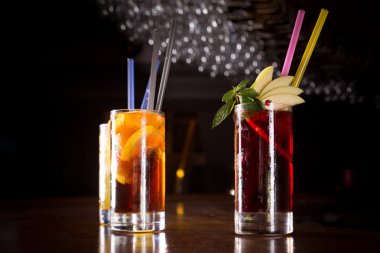 Uzun boylu glas kiraz bombası, tornavida ve Küba libre kokteyller