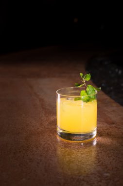 Tornavida ile taze nane kokteyli