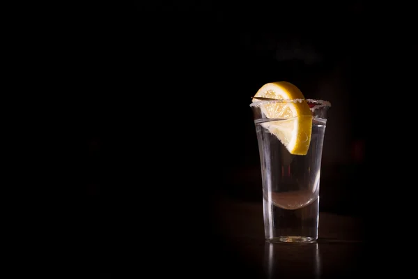 Tequila Shot mit Zitrone — Stockfoto