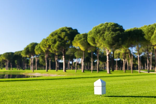 Marker at a teeing ground of a golf course — Stock Photo, Image