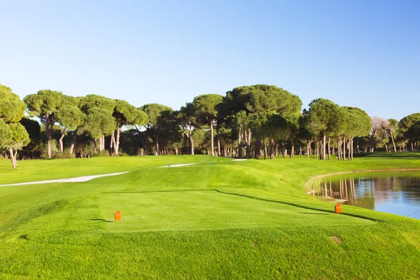 Značka na odpališti golfové hřiště — Stock fotografie