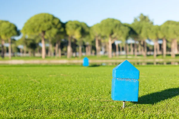 Markör på en tee på en golfbana — Stockfoto