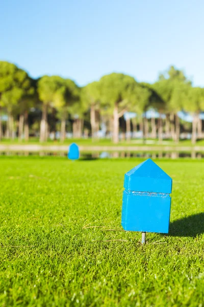 Marcador em um teeing chão de um campo de golfe — Fotografia de Stock