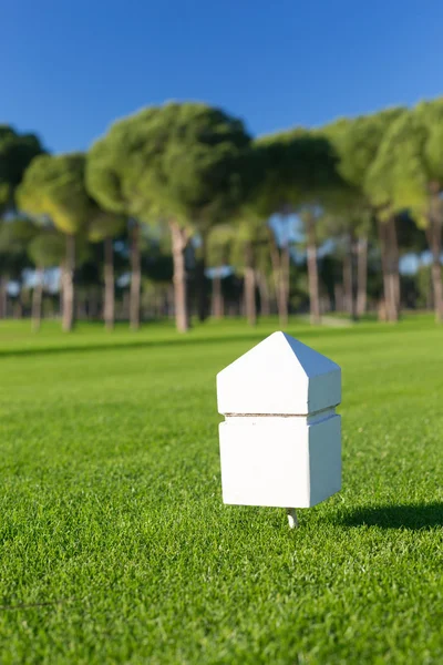 Marcador em um teeing chão de um campo de golfe — Fotografia de Stock