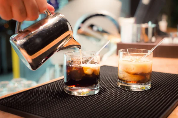 Preparation of white russian cocktails — Stock Photo, Image