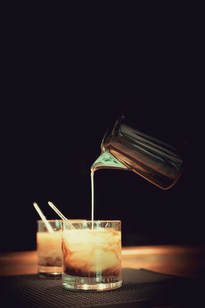 Preparation of white russian cocktails — Stock Photo, Image