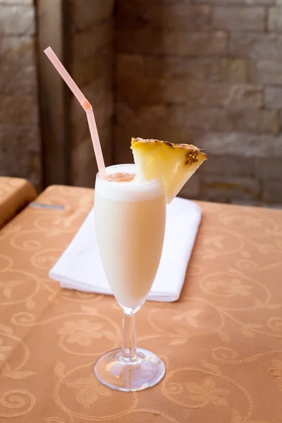 Cocktail de pina colada em um copo alto — Fotografia de Stock