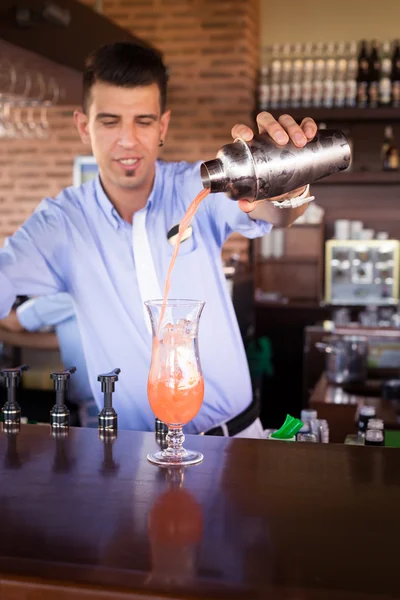 Bartender preparing Sex on the beach cocktail in an outdoor bar — Stock Photo, Image