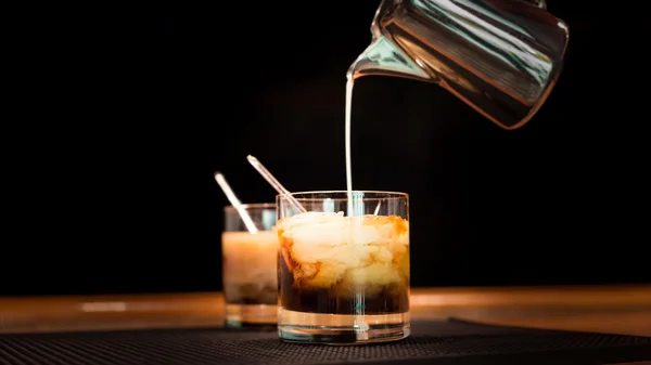 Preparation of white russian cocktails — Stock Photo, Image