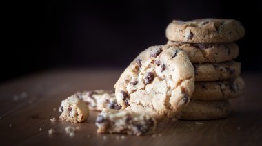 Çikolatalı kurabiye ahşap masa üzerinde yığını. Sığ Dof. Fo