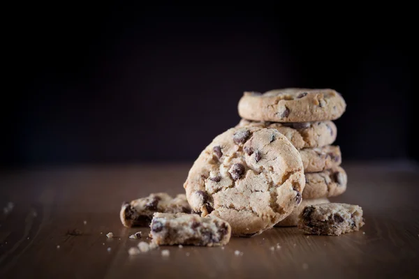 Pilha de biscoitos de chocolate em mesa de madeira. DOF superficial. Fo... — Fotografia de Stock