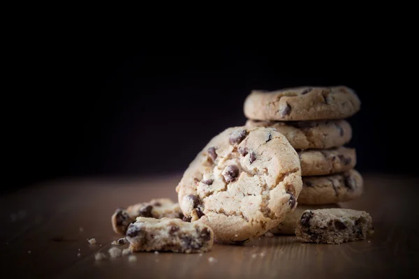 Pilha de biscoitos de chocolate em mesa de madeira. DOF superficial. Fo... — Fotografia de Stock