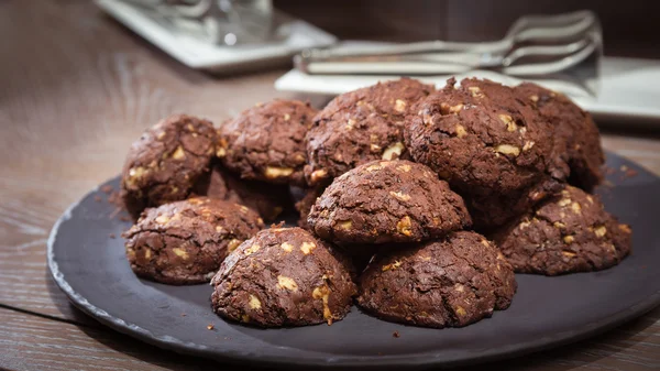 Biscoitos de chocolate e nozes na mesa de madeira — Fotografia de Stock