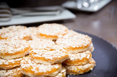 Ahşap masa kayısı çerezleri