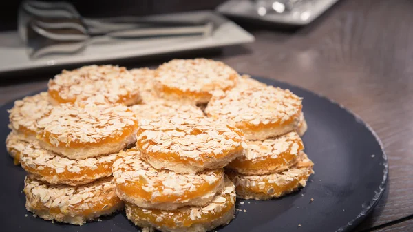 Biscoitos de damasco na mesa de madeira — Fotografia de Stock