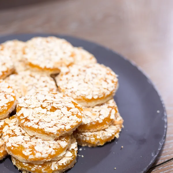 Biscoitos de damasco na mesa de madeira — Fotografia de Stock