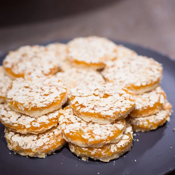 Biscoitos de damasco na mesa de madeira — Fotografia de Stock