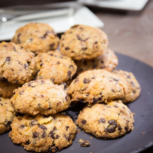 Cookies met rozijnen op houten tafel — Stockfoto