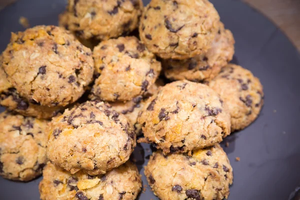 Cookies avec raisins secs sur table en bois — Photo