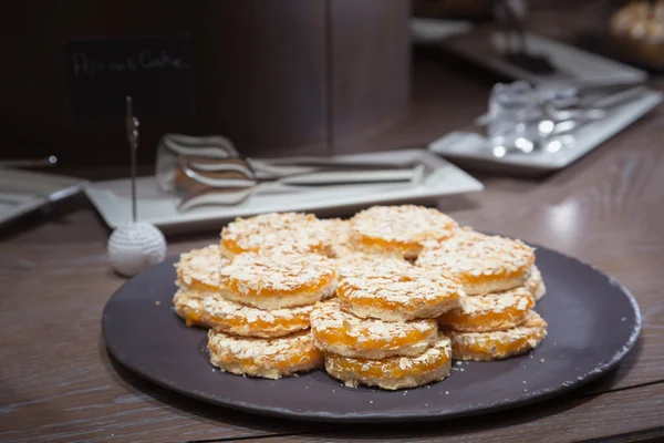 Biscoitos de damasco na mesa de madeira — Fotografia de Stock