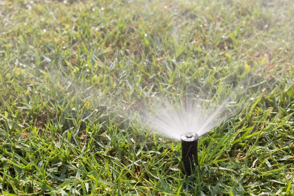 Buiten sprinkler — Stockfoto